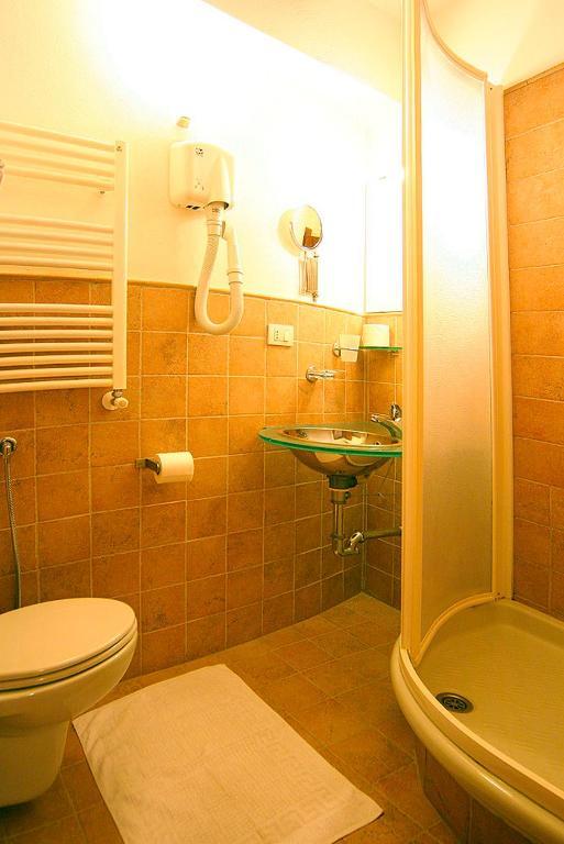 Francamaria Rooms ヴェルナッツァ 部屋 写真